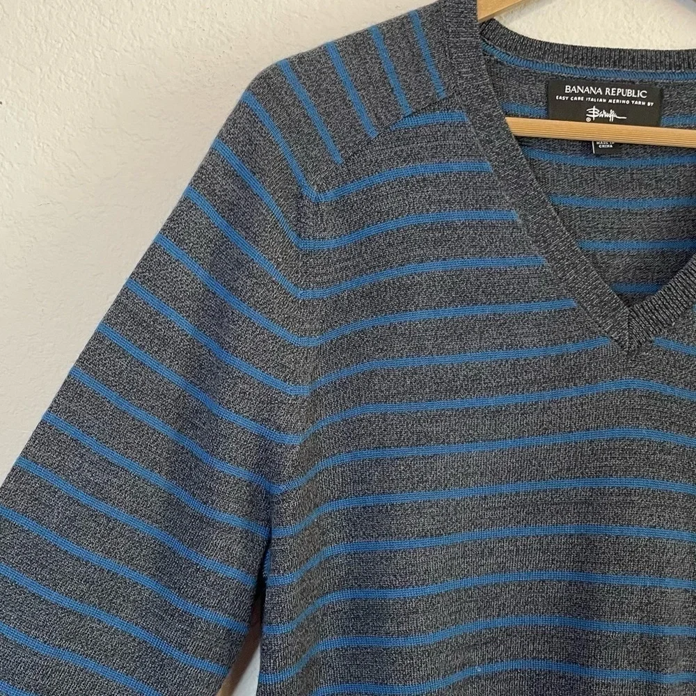 Banana Republic Extra Fine Italian Merino Wool Gray Blue Stripe V Neck Sweater